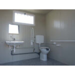 NUEVO BLOQUE SANITARIO ACCESIBLE CON INODORO Y LAVABO ACCESIBLES