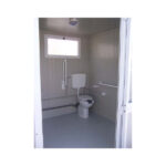 NUEVO BLOQUE SANITARIO ACCESIBLE CON INODORO Y LAVABO ACCESIBLES